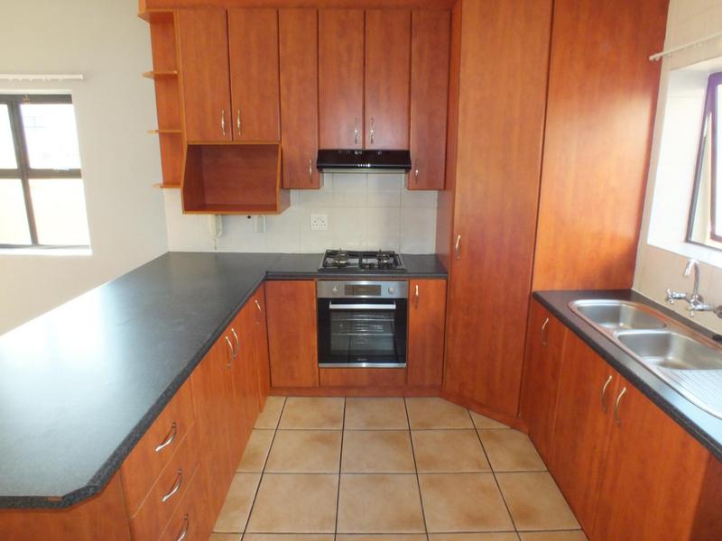 To Let 4 Bedroom Property for Rent in Van Riebeeckshof Western Cape